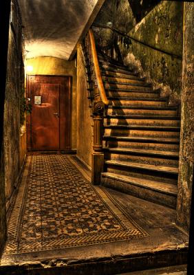 Asuntos nocturnos en la escalera del portal.